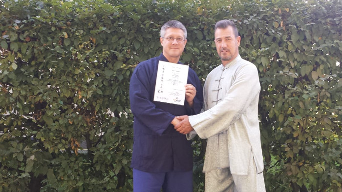 André Dawson besteht Lizenz zum Taiji Qi Gong Übungsleiter