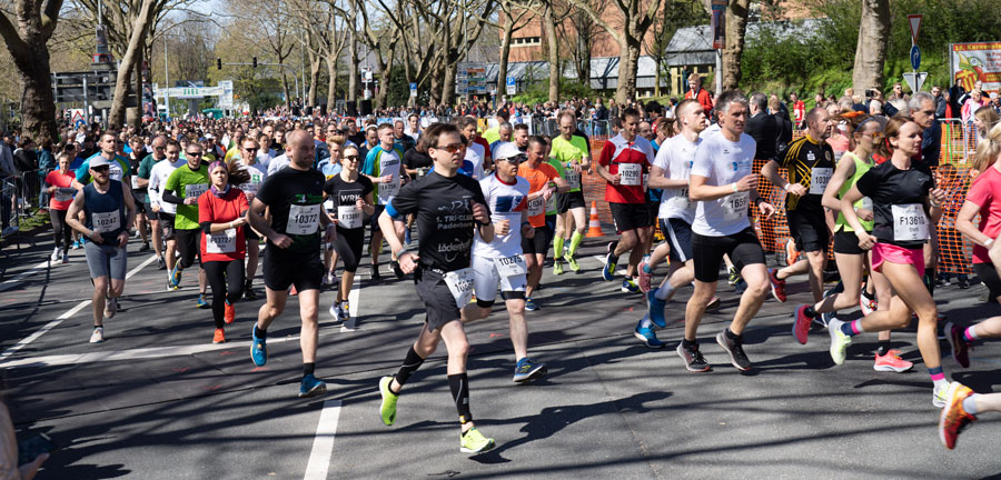 Gemeinsam mit den Kollegen und Kolleginnen aktiv beim 75. Paderborn Osterlauf