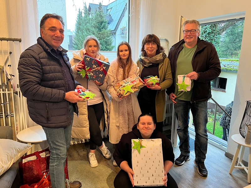 Geschenke der Aktion Wunschbaum übergeben