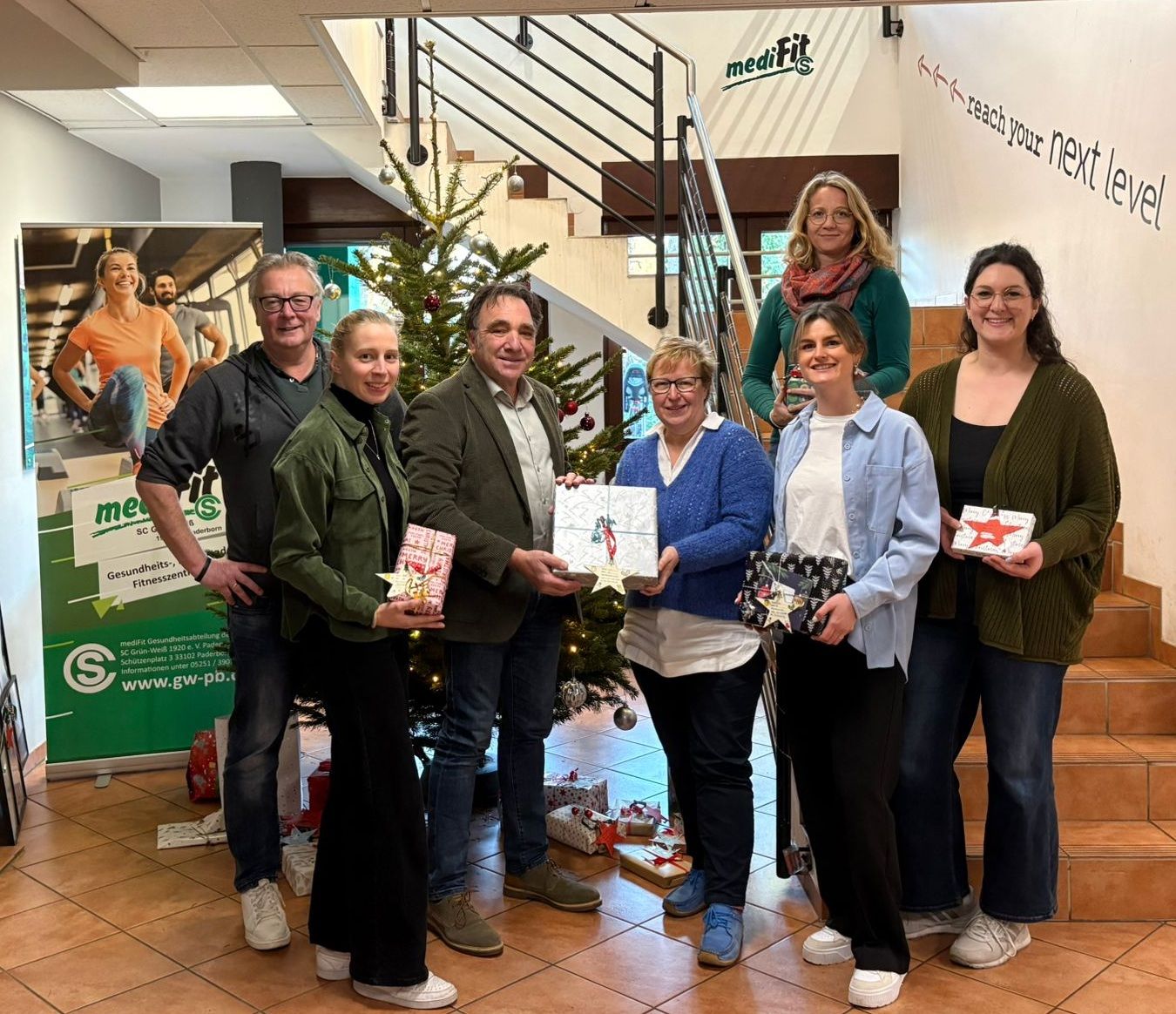 Geschenke der Wunschbaum-Aktion übergeben