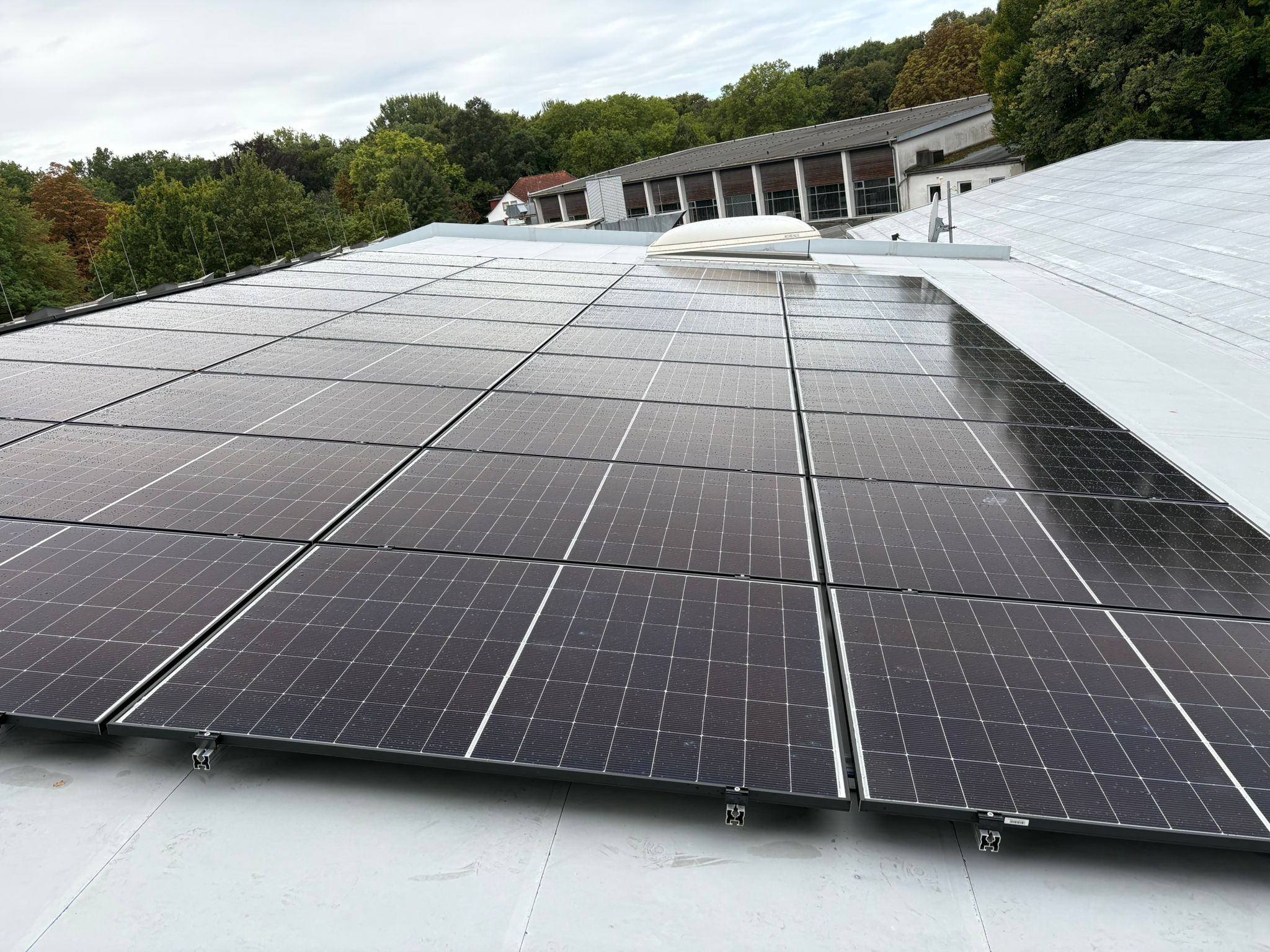 PV-Anlage auf dem Dach des Grün-Weiß-Sportzentrums in Betrieb