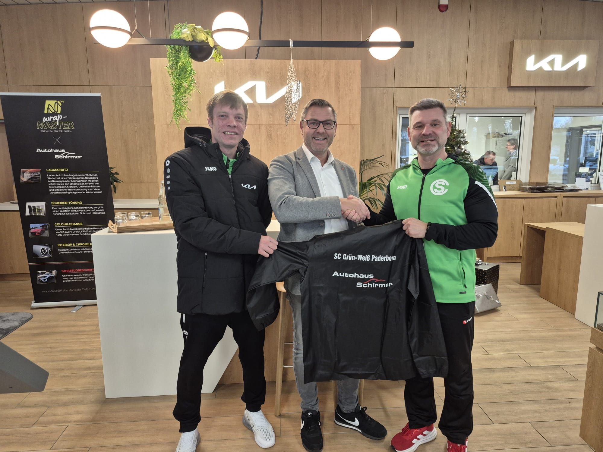 Fußballtrainer freuen sich über neue Ausstattung